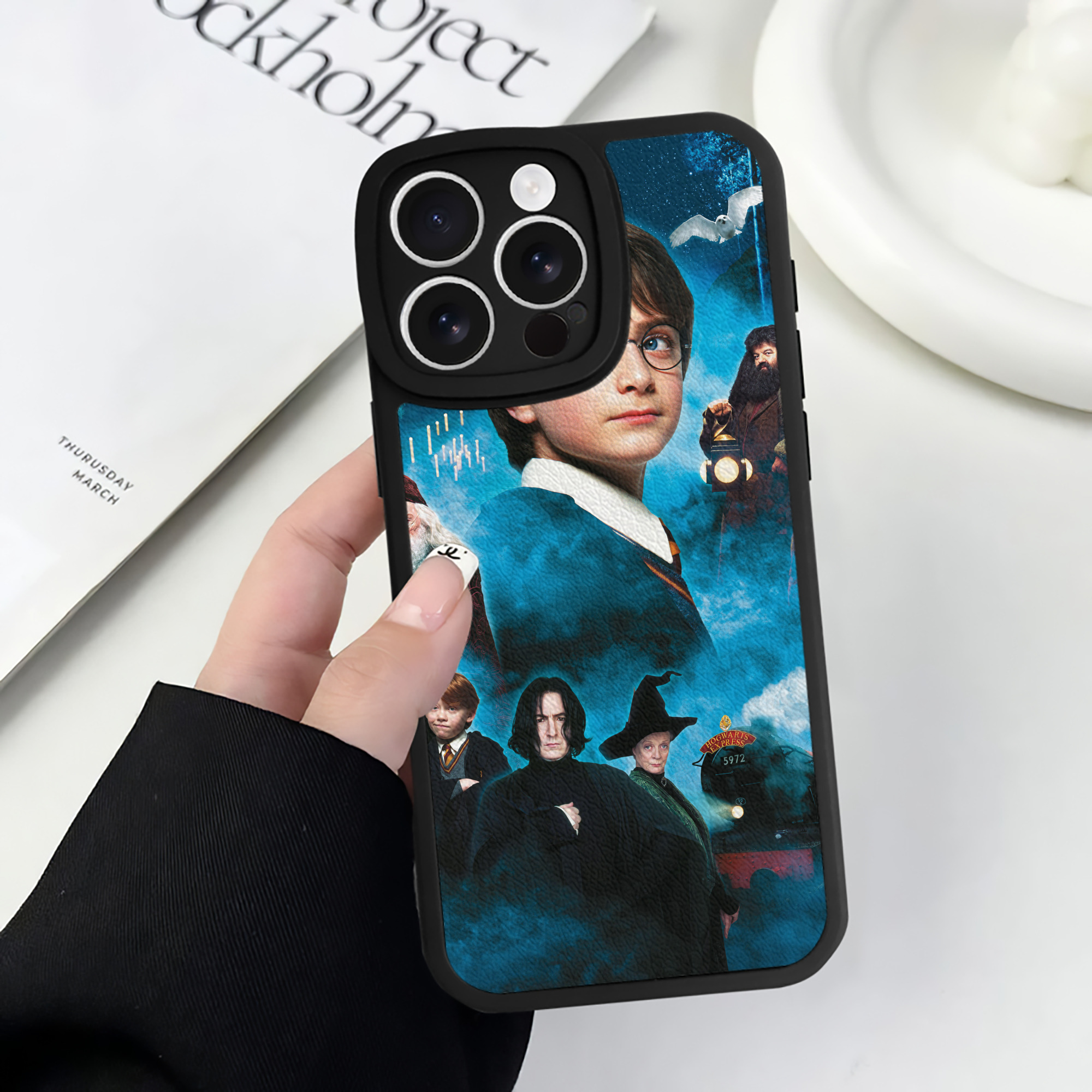 （画像用） Harry Potter ハリー・ポッターシリーズ 【iPhone 16シリーズ対応】シリコンスマホケース（レザー調） 材質：シリコン